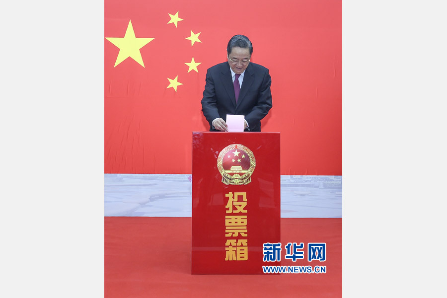 11月15日是北京市區、鄉鎮兩級人大代表換屆選舉投票日。這是中共中央政治局常委、全國政協主席俞正聲在西城區金融街二選區全國政協機關投票站投票。 新華社記者 張領 攝 