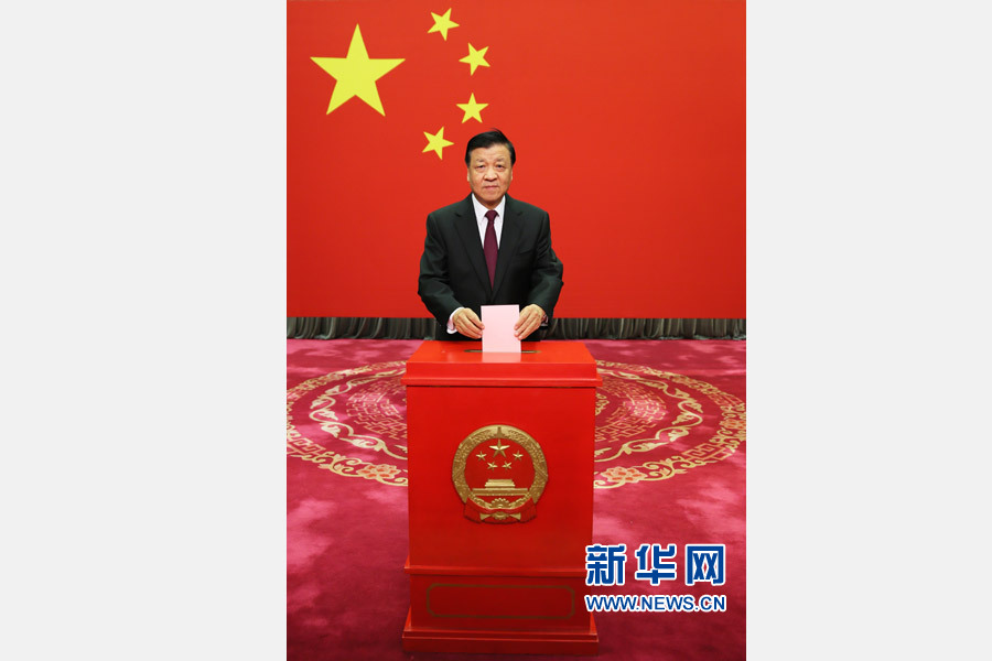 11月15日是北京市區、鄉鎮兩級人大代表換屆選舉投票日。這是中共中央政治局常委、中央書記處書記劉雲山在西城區中南海選區懷仁堂投票站投票。 新華社記者 蘭紅光 攝 