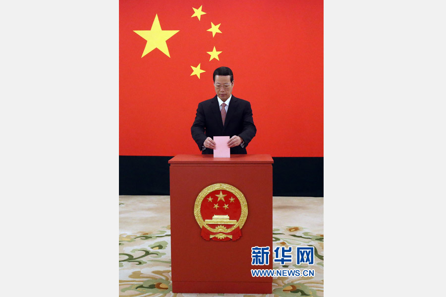 11月15日是北京市區、鄉鎮兩級人大代表換屆選舉投票日。這是中共中央政治局常委、國務院副總理張高麗在西城區文津街選區紫光閣投票站投票。 新華社記者 劉衛兵 攝 