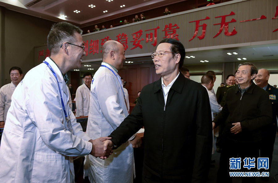 中共中央、国务院、中央军委致电祝贺。中共中央政治局常委、国务院副总理张高丽在中国载人航天工程指挥中心观看飞船返回实况并宣读贺电。这是张高丽等走到操作台前,同参试人员一一握手,向大家表示亲切慰问和祝贺。新华社记者 燕雁 摄 中共中央、国务院、中央军委致电祝贺。中共中央政治局常委、国务院副总理张高丽在中国载人航天工程指挥中心观看飞船返回实况并宣读贺电。这是张高丽等走到操作台前,同参试人员一一握手,向大家表示亲切慰问和祝贺。新华社记者 燕雁 摄