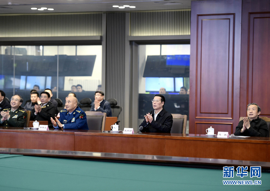 中共中央、国务院、中央军委致电祝贺。中共中央政治局常委、国务院副总理张高丽在中国载人航天工程指挥中心观看飞船返回实况并宣读贺电。新华社记者 燕雁 摄 中共中央、国务院、中央军委致电祝贺。中共中央政治局常委、国务院副总理张高丽在中国载人航天工程指挥中心观看飞船返回实况并宣读贺电。新华社记者 燕雁 摄