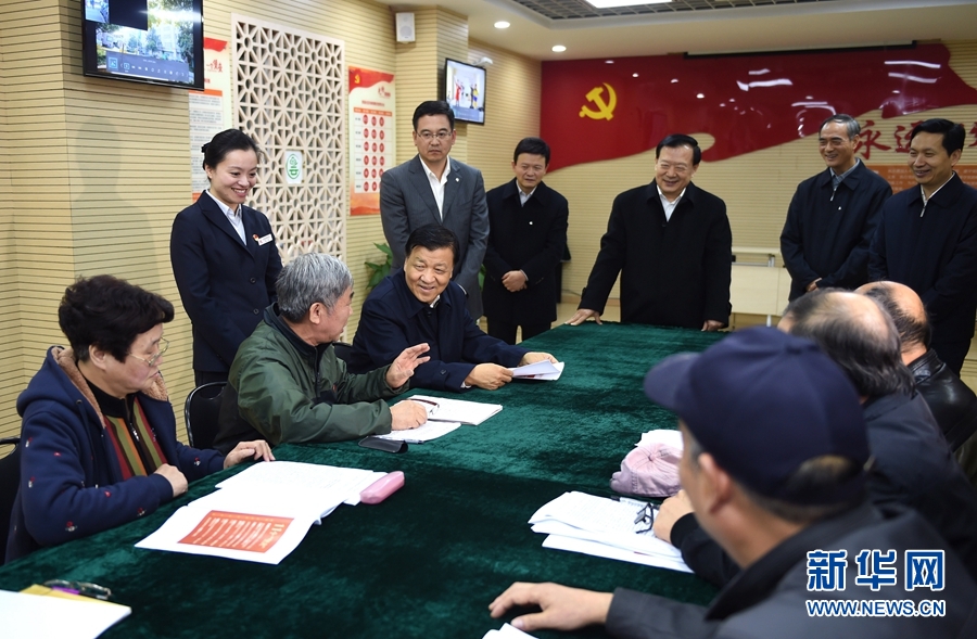 11月16日至18日，中共中央政治局常委、中央书记处书记刘云山在浙江调研。这是11月17日，刘云山在杭州市景昙社区同干部群众交谈。新华社记者 谢环驰 摄 