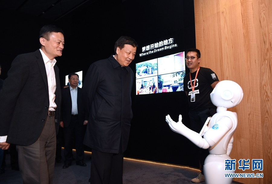 11月16日至18日，中共中央政治局常委、中央书记处书记刘云山在浙江调研。这是11月17日，刘云山在杭州阿里巴巴西溪园区考察。新华社记者 谢环驰 摄 