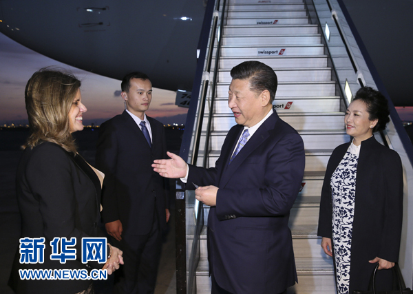 當地時間11月18日，國家主席習近平抵達利馬，出席亞太經合組織第二十四次領導人非正式會議並對秘魯共和國進行國事訪問。習近平和夫人彭麗媛受到秘魯副總統阿勞斯等熱情迎接。新華社記者 蘭紅光 攝