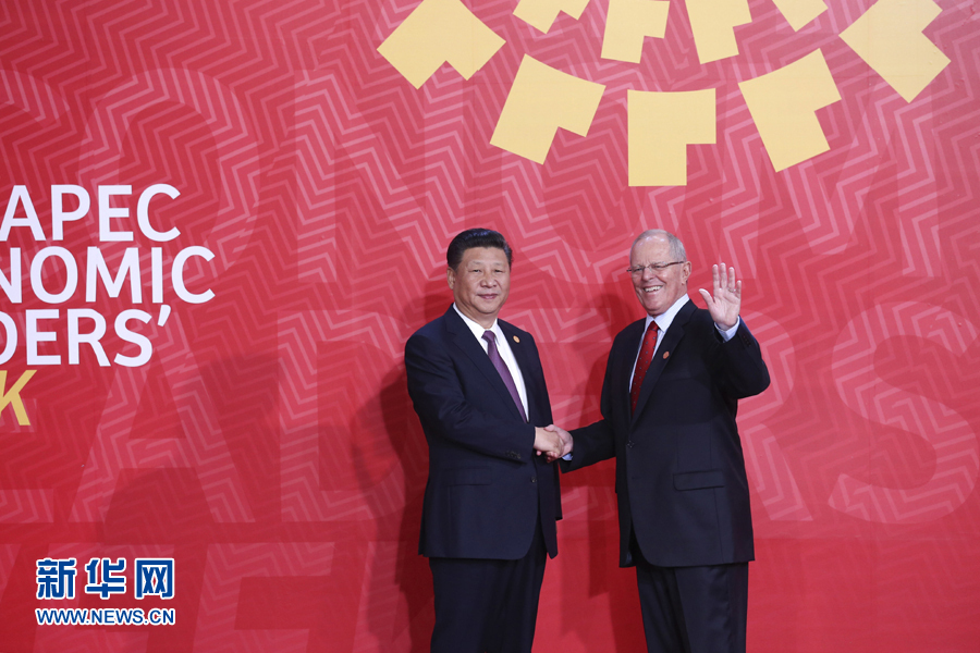 11月20日，亞太經合組織第二十四次領導人非正式會議在秘魯利馬舉行。國家主席習近平出席並發表題為《面向未來開拓進取促進亞太發展繁榮》的重要講話。這是會議開始前，習近平受到秘魯總統庫琴斯基的熱情迎接。 新華社記者 龐興雷 攝