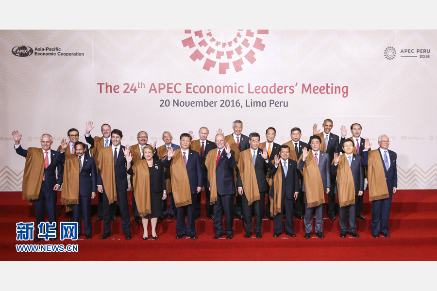 11月20日，亞太經合組織第二十四次領導人非正式會議在秘魯利馬舉行。國家主席習近平出席並發表題為《面向未來開拓進取促進亞太發展繁榮》的重要講話。這是會議期間，國家主席習近平同其他亞太經合組織成員經濟體領導人、代表合影。 新華社記者 丁林 攝