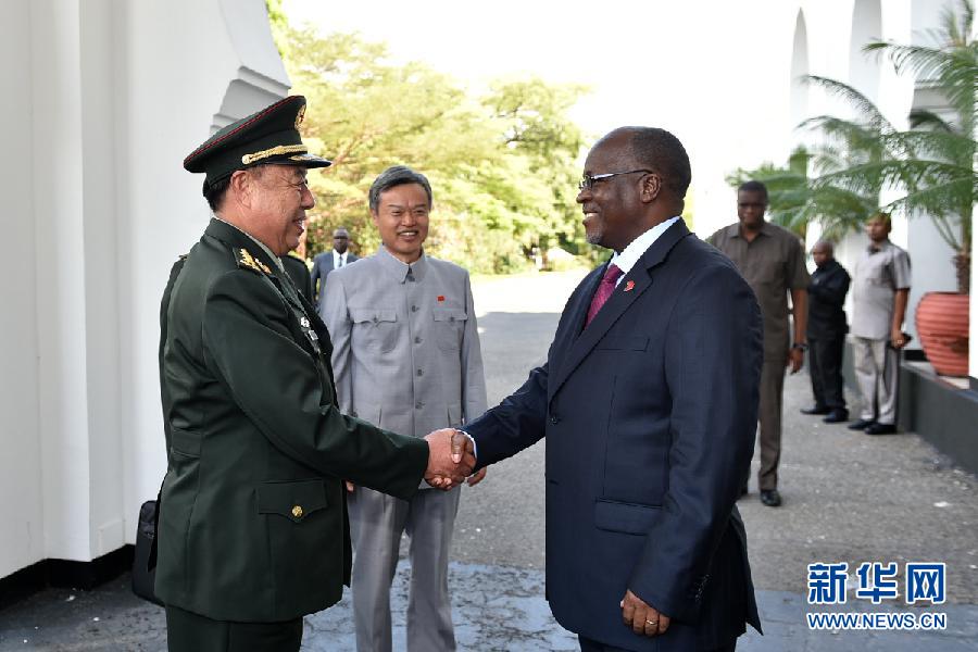 11月21日，在坦桑尼亞達累斯薩拉姆，中央軍委副主席范長龍（左）與坦桑尼亞總統馬古富力會見時握手。 新華社發（李曉偉攝） 