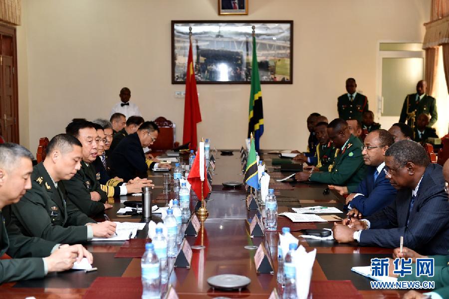 11月20日，在坦桑尼亞達累斯薩拉姆，中央軍委副主席范長龍（左三）與坦桑尼亞國防與國民服役部長姆維尼（右三）舉行會談。新華社發（李曉偉攝） 
