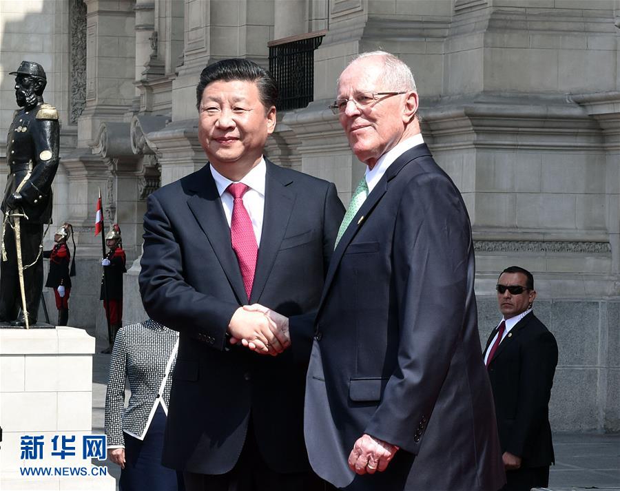 11月21日，国家主席习近平在利马同秘鲁总统库琴斯基举行会谈。会谈前，习近平出席库琴斯基在总统府前广场举行的欢迎仪式。 新华社记者李涛 摄
