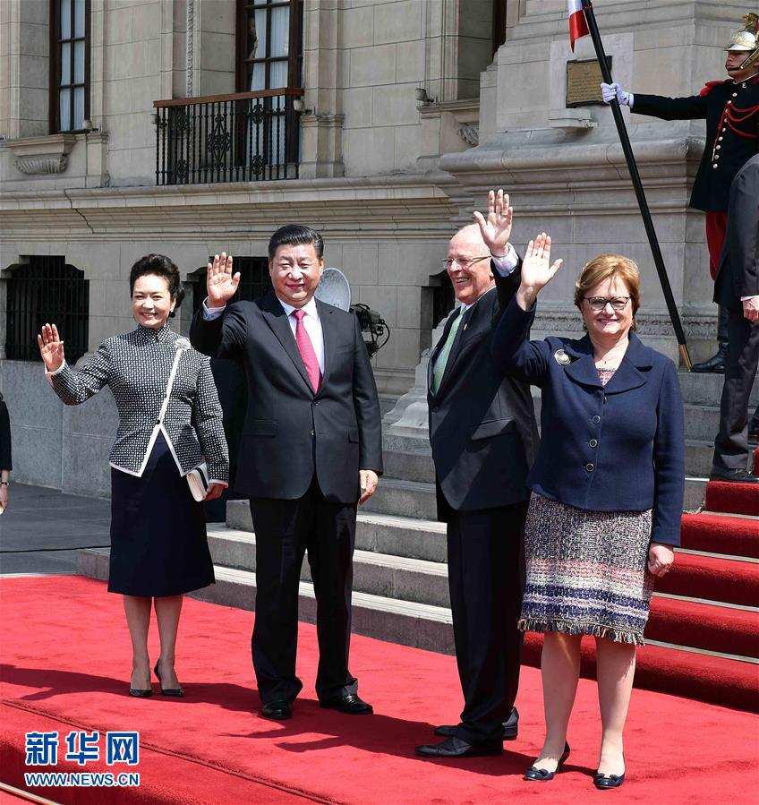11月21日，国家主席习近平在利马同秘鲁总统库琴斯基举行会谈。会谈前，习近平出席库琴斯基在总统府前广场举行的欢迎仪式。 新华社记者李涛 摄