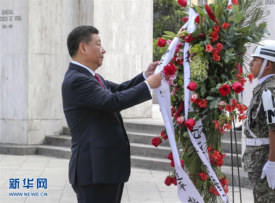 11月21日，国家主席习近平在利马同秘鲁总统库琴斯基举行会谈。会谈前，在库琴斯基夫妇陪同下，习近平和彭丽媛向秘鲁独立先驱纪念碑敬献花圈。新华社记者 丁林 摄