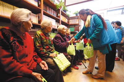 病床上的呼叫怎么用北京老人入户医疗费将纳入医保 子女照顾临终老人可享带薪休假_https://www.jmylbn.com_新闻资讯_第1张