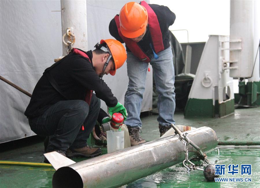 （第33次南极科考）（3）科考队员在西风带开展走航作业