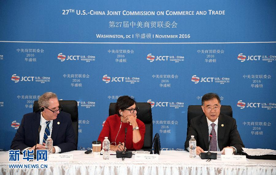 11月22日，正在美国华盛顿出席第27届中美商贸联委会的中国国务院副总理汪洋（右）出席中美企业家圆桌会，就企业面临的新技术挑战、合规经营、兼并重组等议题与中美两国的企业家进行互动交流。美国商务部长普里茨克（中）和贸易代表弗罗曼参加会议。新华社记者殷博古摄