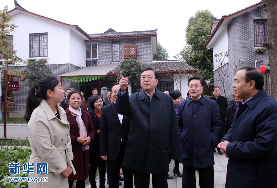 这是11月22日,张德江来到成都郫县青杠树村,了解村民委员会工作情况。 新华社记者 刘卫兵 摄 这是11月22日,张德江来到成都郫县青杠树村,了解村民委员会工作情况。 新华社记者 刘卫兵 摄