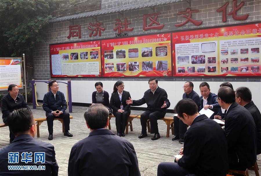 这是11月21日,张德江来到宜宾李庄镇同济社区,了解社区的工作情况。 新华社记者 刘卫兵 摄 这是11月21日,张德江来到宜宾李庄镇同济社区,了解社区的工作情况。 新华社记者 刘卫兵 摄