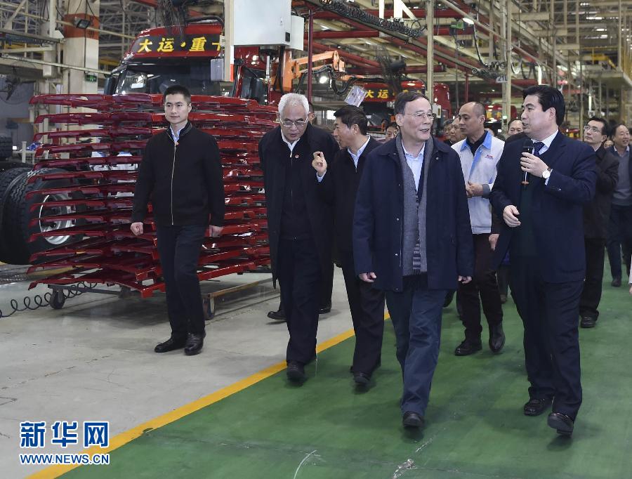 近日,中共中央政治局常委、中央深化国家监察体制改革试点工作领导小组组长王岐山到北京、山西、浙江就开展国家监察体制改革试点工作调研。这是11月17日,王岐山在山西省运城市大运汽车股份有限公司总装车间了解大运重卡研发生产情况。新华社记者 高洁 摄 近日,中共中央政治局常委、中央深化国家监察体制改革试点工作领导小组组长王岐山到北京、山西、浙江就开展国家监察体制改革试点工作调研。这是11月17日,王岐山在山西省运城市大运汽车股份有限公司总装车间了解大运重卡研发生产情况。新华社记者 高洁 摄