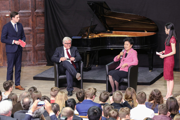 11月24日,2016中德青少年交流年闭幕式在德国汉堡大学举行,中国国务院副总理刘延东与德国外长施泰因迈尔(左二)共同出席并讲话。新华社记者单宇琦摄 11月24日,2016中德青少年交流年闭幕式在德国汉堡大学举行,中国国务院副总理刘延东与德国外长施泰因迈尔(左二)共同出席并讲话。新华社记者单宇琦摄