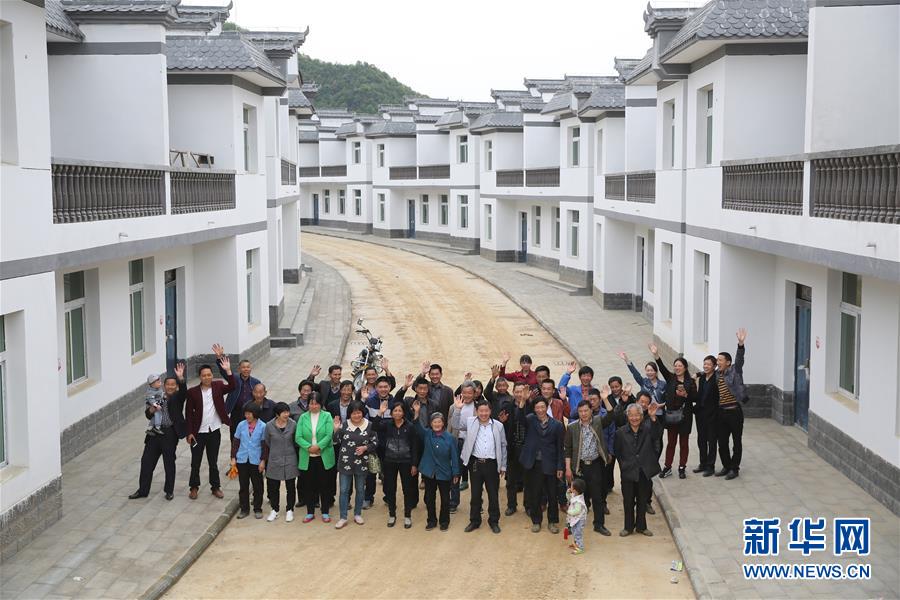 （新华全媒头条&middot;扶贫一年间&middot;图文互动）（5）向共同迈向全面小康砥砺奋进&mdash;&mdash;写在中央扶贫开发工作会议召开一周年之际      