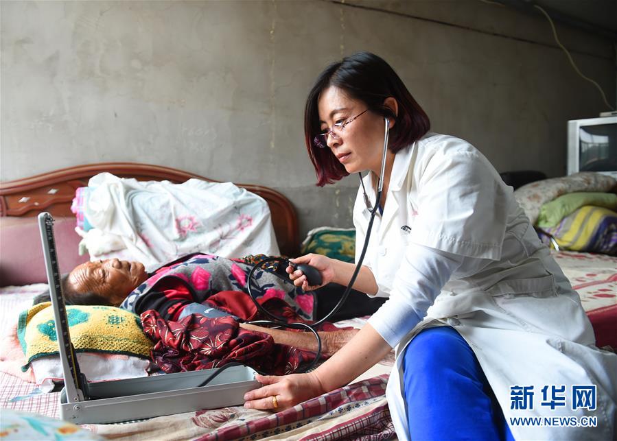 （新华全媒头条&middot;扶贫一年间&middot;图文互动）（7）向共同迈向全面小康砥砺奋进&mdash;&mdash;写在中央扶贫开发工作会议召开一周年之际