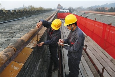 昨日，故宫西华门北侧，工程人员在测量城砖数据。当日故宫城墙修缮工程暨基础设施维修改造一期试点工程正式开工。本版摄影/新京报记者 浦峰