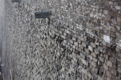 故宫西华门北侧待修的城墙破损严重。