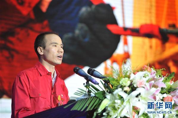 (“两优一先”典型·图文互动)(1)寒冬红柳“星巴克”——记新疆采油工肉孜麦麦提·巴克