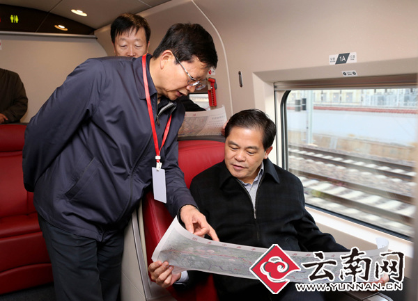 云南省委书记、省长陈豪体验云桂铁路试验动车（图）