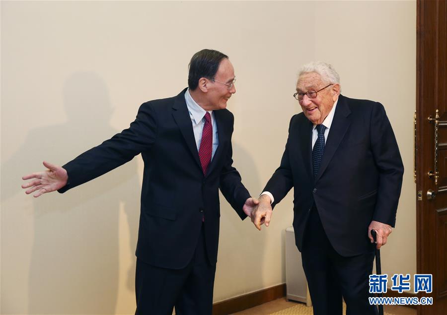 12月1日，中共中央政治局常委、中央纪委书记王岐山在北京钓鱼台国宾馆会见美国前国务卿基辛格。 新华社记者姚大伟摄