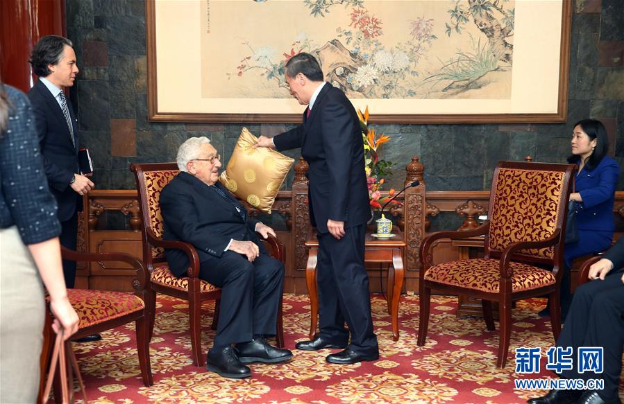 12月1日，中共中央政治局常委、中央纪委书记王岐山在北京钓鱼台国宾馆会见美国前国务卿基辛格。这是王岐山在会见时为基辛格放上靠垫。新华社记者姚大伟摄