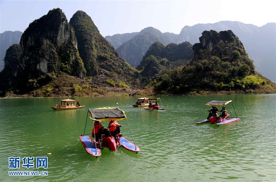 （新华全媒头条&middot;旅游扶贫&middot;图文互动）（1）青山绿水真能变成金山银山？&mdash;&mdash;264万人发展乡村旅游脱贫致富背后的故事 