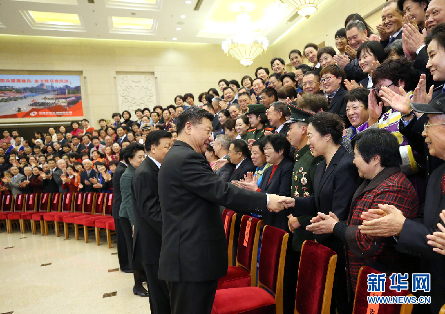 12月12日，党和国家领导人习近平、刘云山等在北京会见第一届全国文明家庭代表。 新华社记者 马占成 摄