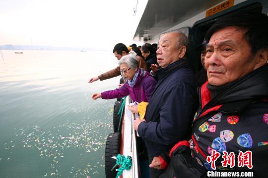 福建船政名杰后裔与北洋海军将士后裔刘公岛上祭英烈