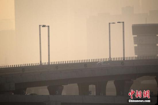 12月16日,雾霾笼罩下的河南郑州城区。中央气象台12月16日6时发布霾黄色预警,预计,12月16日08时至17日08时,北京南部、河北中南部、山东西部、河南大部、山西南部、陕西关中、安徽北部、江苏南部等地有中度霾,其中,北京南部、河北西部沿山、山西南部、河南中部等地的部分地区有重度霾,最低能见度为1~2公里。 <a target='_blank' href='http://www.chinanews.com/'><p align=