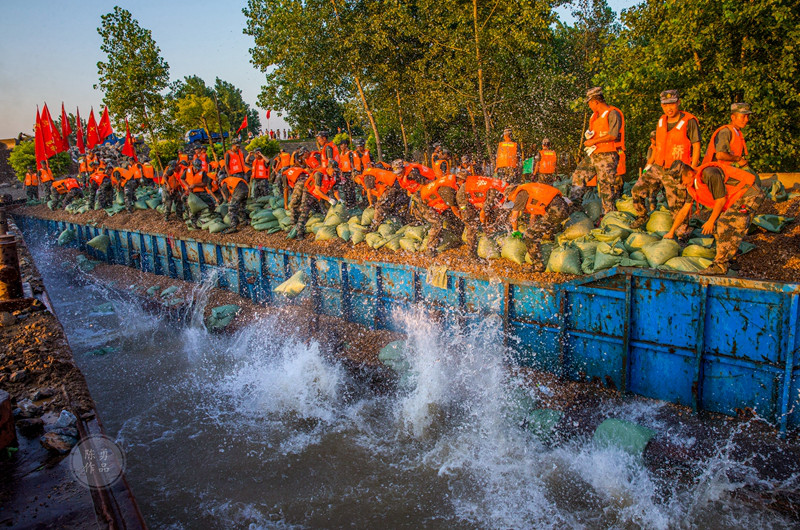 2016年7月22日，中部战区陆军某舟桥旅400多名官兵在浠水县散花镇长江干堤崩岸现场抢险。（陈勇  摄）