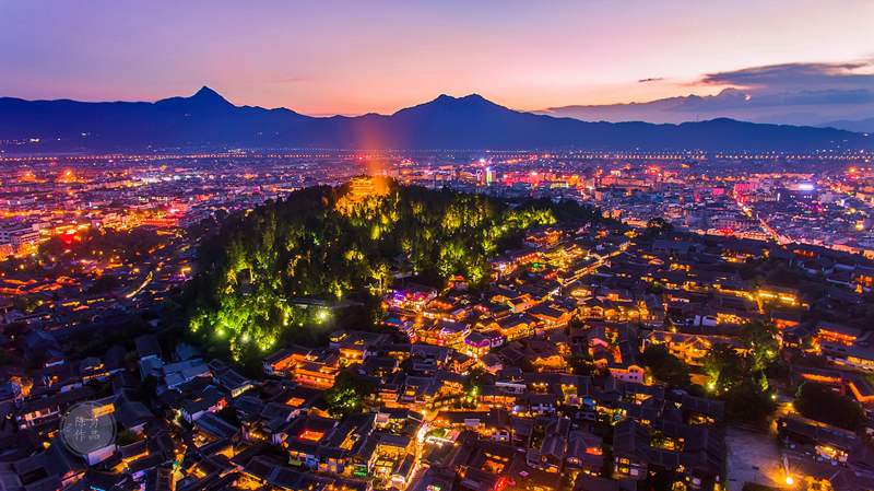 丽江古城夜景。（陈勇  摄）