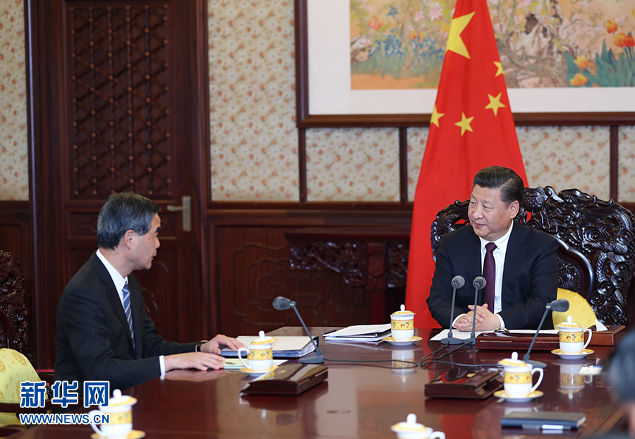 12月23日，国家主席习近平在中南海会见了来京述职的香港特别行政区行政长官梁振英。 新华社记者鞠鹏摄 