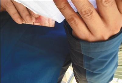 12月22日,首都机场T2航站楼调度站副站长接过1200元钱。