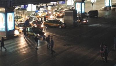 12月10日晚,首都机场T2航站楼门口,两辆“特权”出租车无需排队,直接在上客区等候。司机自曝月交1200元“保护费”,可享受插队“特权”。