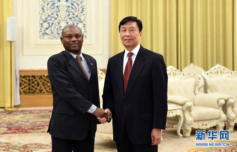 12月26日,国家副主席李源潮在北京会见圣多美和普林西比外交和海外侨民部部长博特略。 新华社记者 张铎 摄 12月26日,国家副主席李源潮在北京会见圣多美和普林西比外交和海外侨民部部长博特略。 新华社记者 张铎 摄