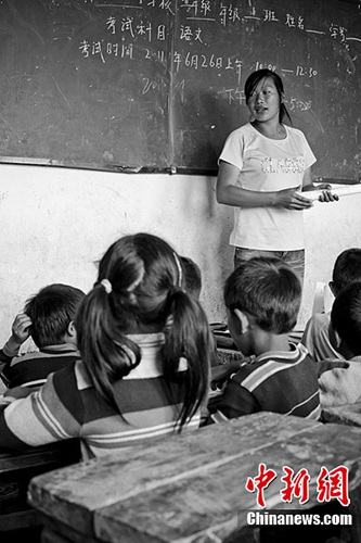 教育部：学生自带课桌椅现象在大部分贫困区已消除