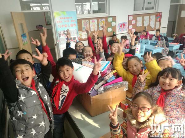 青岛：小学生公益运动迎新年 文具送甘肃山