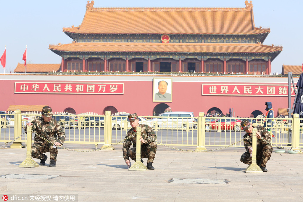 实拍武警携脸盆抹布清洗北京天安门广场迎两会 【2】