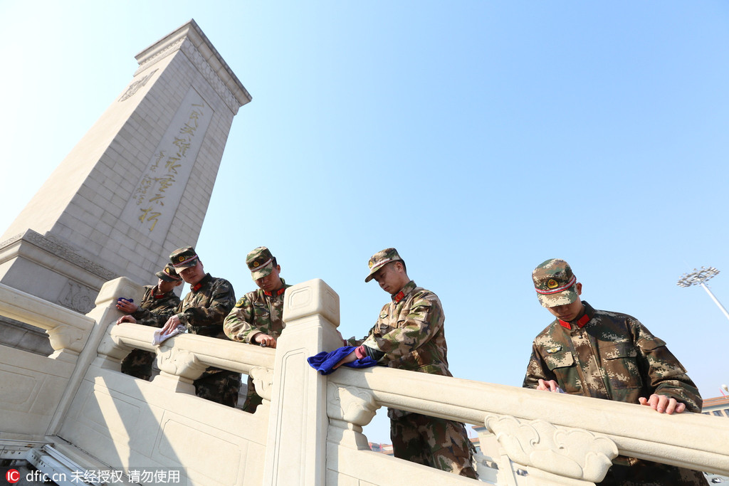 实拍武警携脸盆抹布清洗北京天安门广场迎两会 【3】