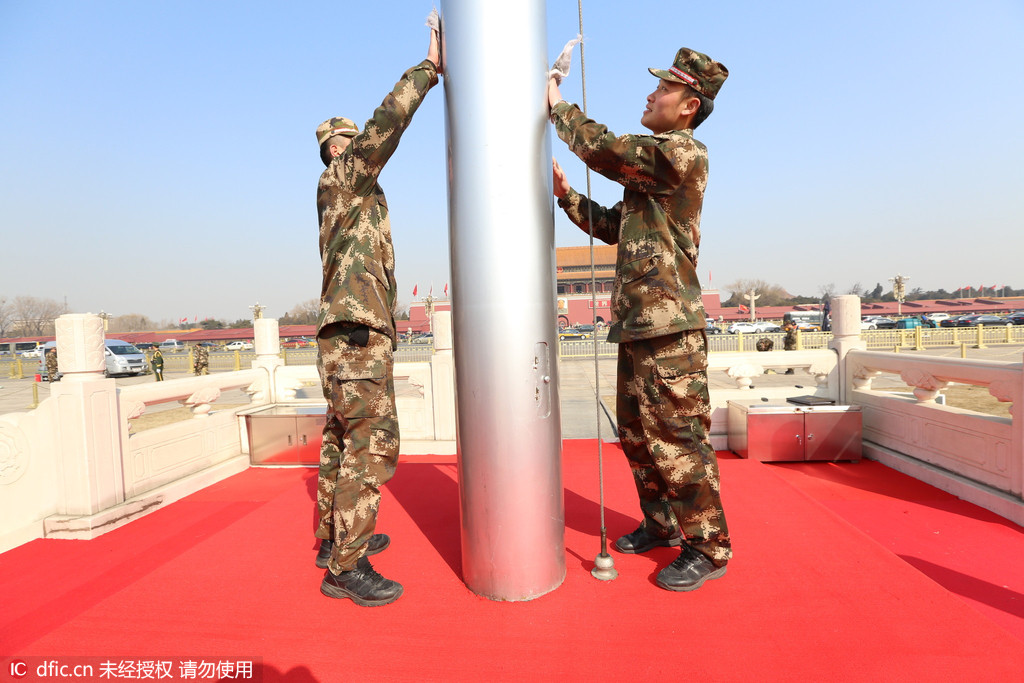 实拍武警携脸盆抹布清洗北京天安门广场迎两会 【4】