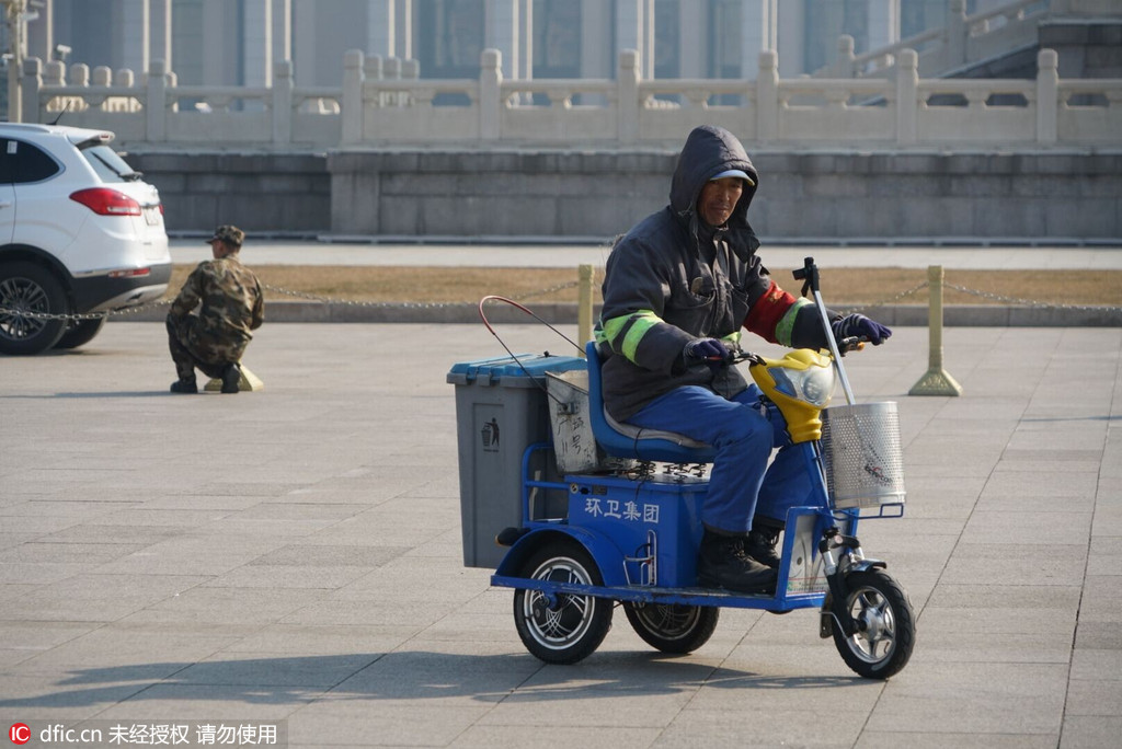 实拍武警携脸盆抹布清洗北京天安门广场迎两会 【5】