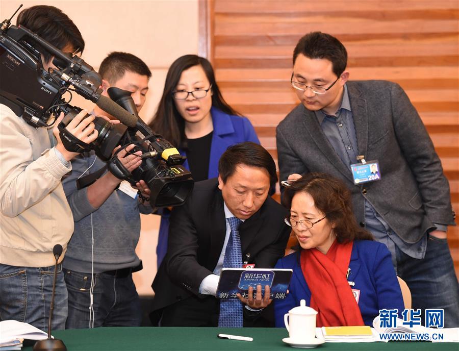 （两会）（1）人大代表李松泉:使用全景视频辅助发言