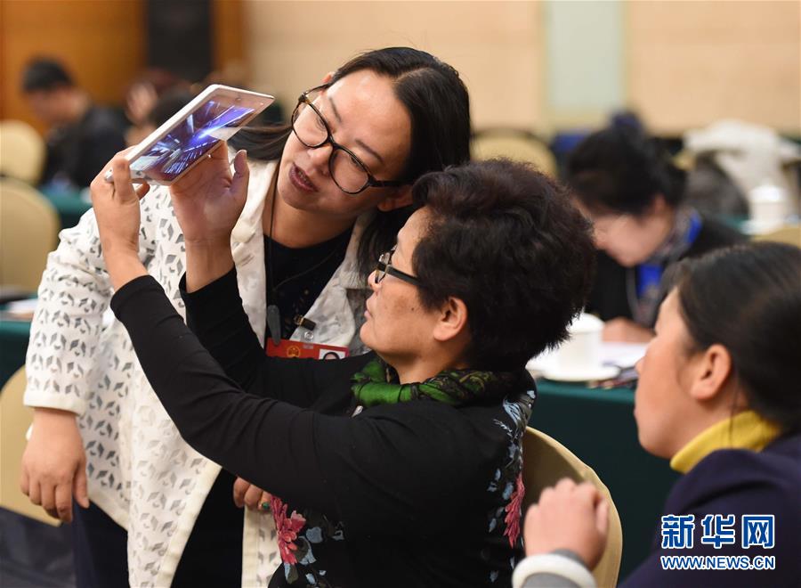 （两会）（2）人大代表李松泉:使用全景视频辅助发言