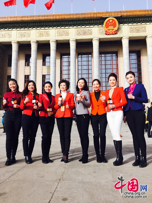  2016年3月5号，第十二届全国人民代表大会第四次会议在人民大会堂开幕，成都电视台女记者不约而同地传上了红色上衣在人民大会堂前合影。这真的不是商量好的？ 中国网 杨佳 摄