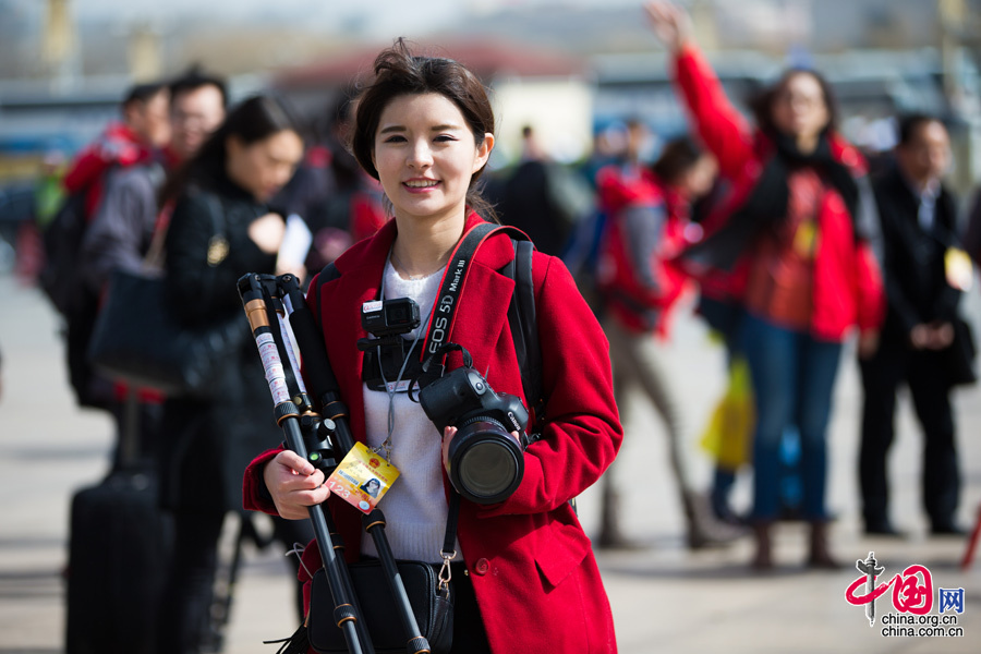 最后，以这张&ldquo;元气&rdquo;红衣美女记者结束。不要说小编偏心，&ldquo;元气少女&rdquo;满满的正能量正是两会要传递的精神。中国网 郑亮 摄